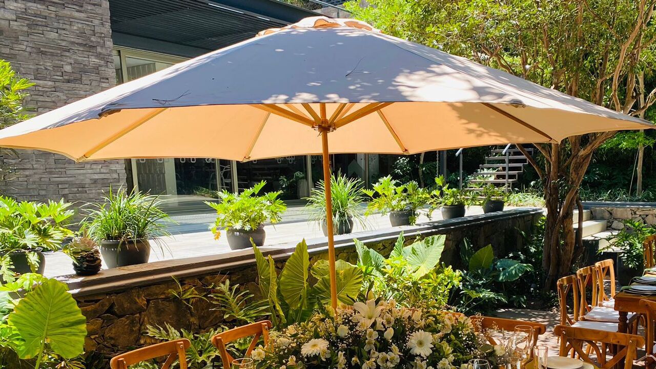 Sombrillas para jardin en evento social en Guadalajara